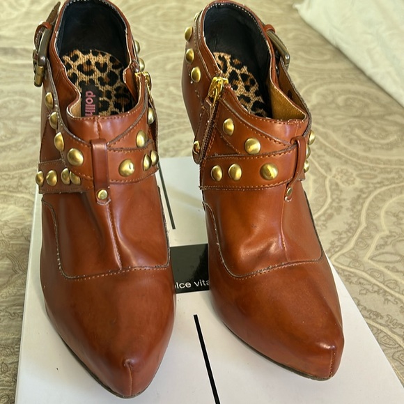 Brown bootie with good detail. 3.5” heel+ 1” platform sole. Size 8 - Picture 2 of 12